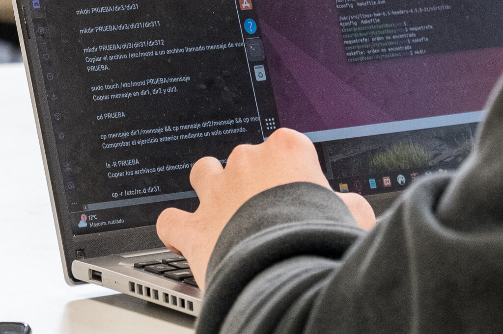 Estudiantes del ciclo DAM durante una sesión práctica de programación en el aula técnica.