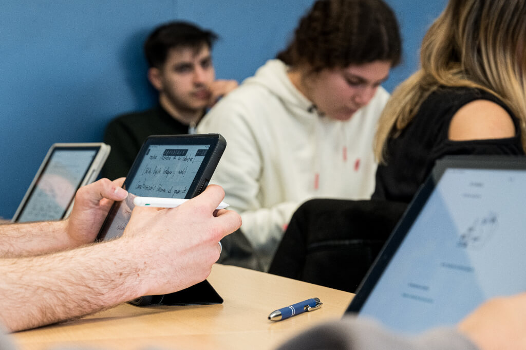 Estudiantes de Grado Superior durante una sesión práctica en el aula técnica del centro.